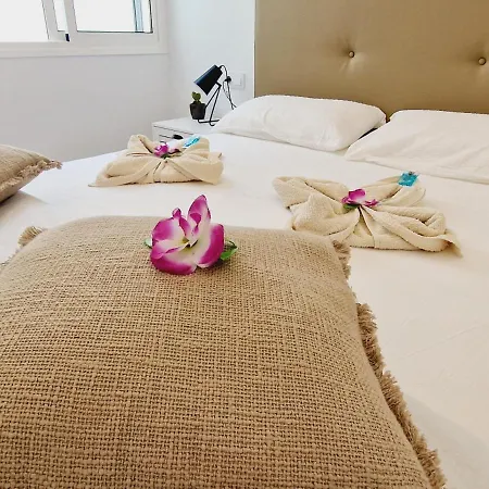Rooftop Vistas, 2 Bedrooms First Line 펜션 *
