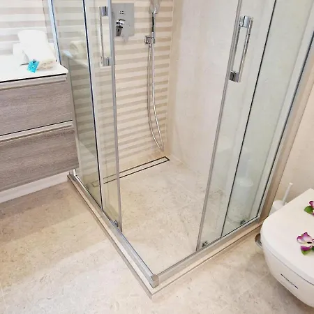 Rooftop Vistas, 2 Bedrooms First Line Holiday home