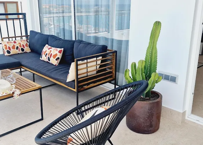 Rooftop Vistas, 2 Bedrooms First Line 度假居 *