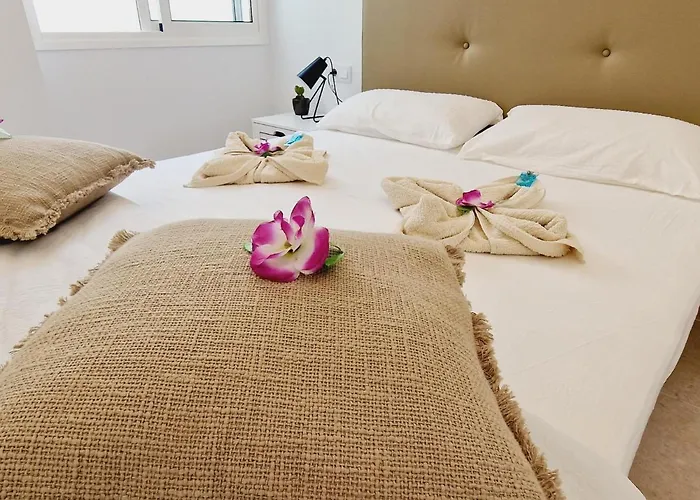 Rooftop Vistas, 2 Bedrooms First Line 度假居 *
